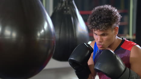 joven boxeador entrenando