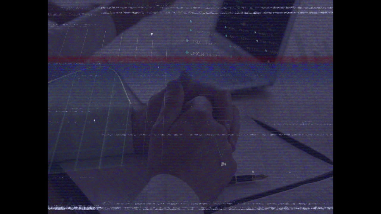 animación del efecto de falla de vhs sobre la sección media del hombre de negocios que tiene una videollamada en la computadora portátil