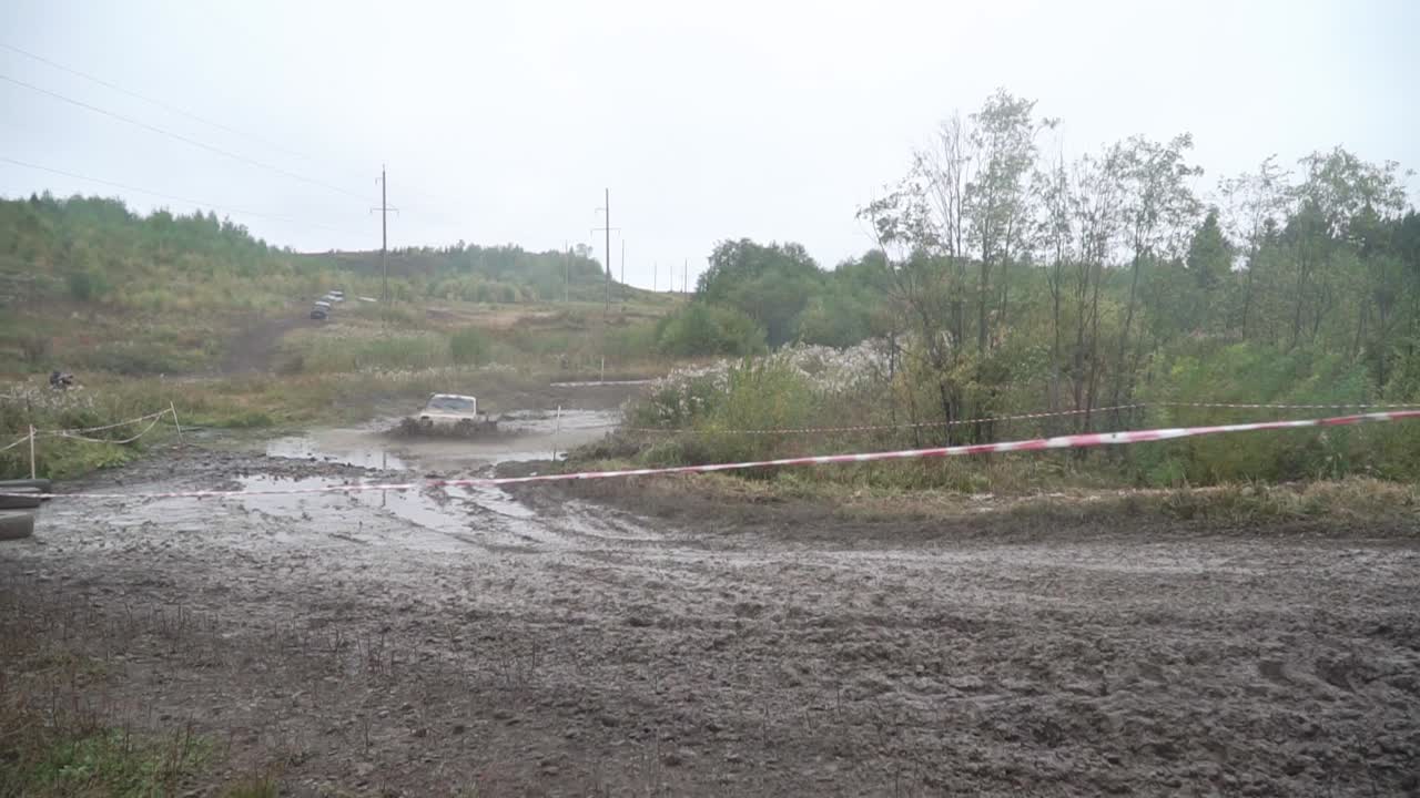 진이 많은 지형에서 오프로드 차량 경주