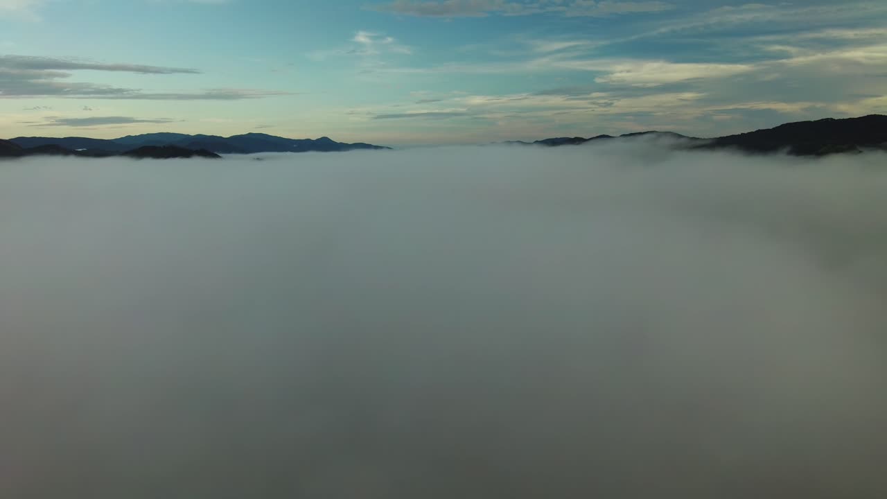 코스타리카의 산꼭대기 중 구름 위에서 4k 해상도 드론 비행