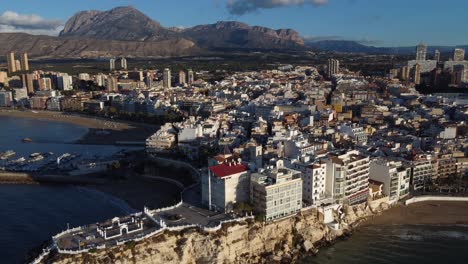 Vista-Aérea-Escénica-De-Benidorm,-España-Y-La-Montaña-Puig-Campana