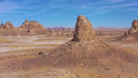 Hermosa-Antena-Sobre-Las-Formaciones-Rocosas-De-Los-Pináculos-De-Trona-En-El-Desierto-De-Mojave,-Cerca-Del-Valle-De-La-Muerte-2