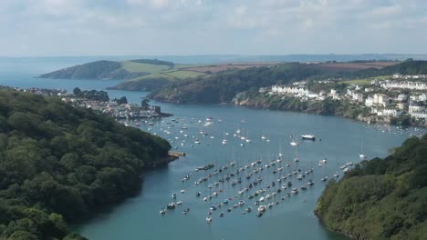 Vista-Aérea-Sobre-El-Río-Fowey,-En-El-Sur-De-Cornualles,-Reino-Unido,-Mirando-Hacia-La-Ciudad-De-Fowey-Y-Polruan-Hacia-El-Mar