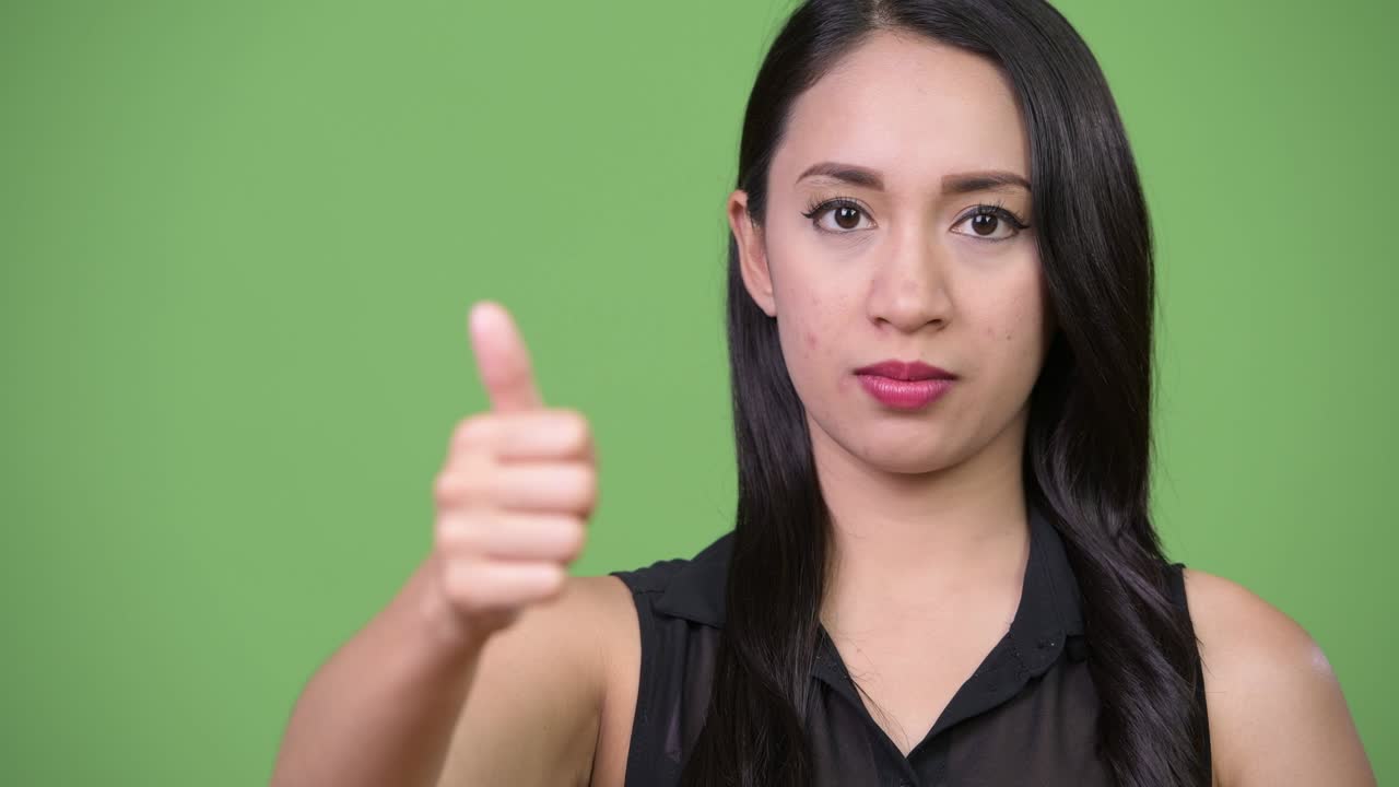 젊은 아름다운 아시아 사업가 여성이 엄지손가락을 올리고 있습니다.