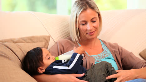 Mutter-Füttert-Ihr-Baby-Auf-Dem-Sofa-Mit-Der-Flasche