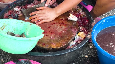 el vendedor corta hábilmente el pescado en el puesto del mercado