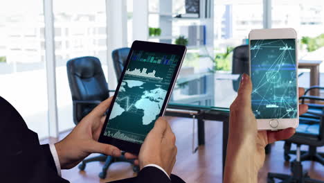 personas de negocios que utilizan tabletas digitales y teléfonos móviles