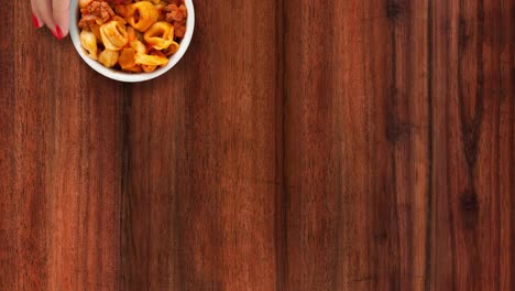 ofreciendo tortellini bolognese