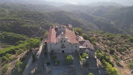 Iglesia-Española-De-Nuestra-Señora-De-Cabeza-Santuario-En-La-Cima-De-La-Colina-Andalucía-Con-Vista-Panorámica