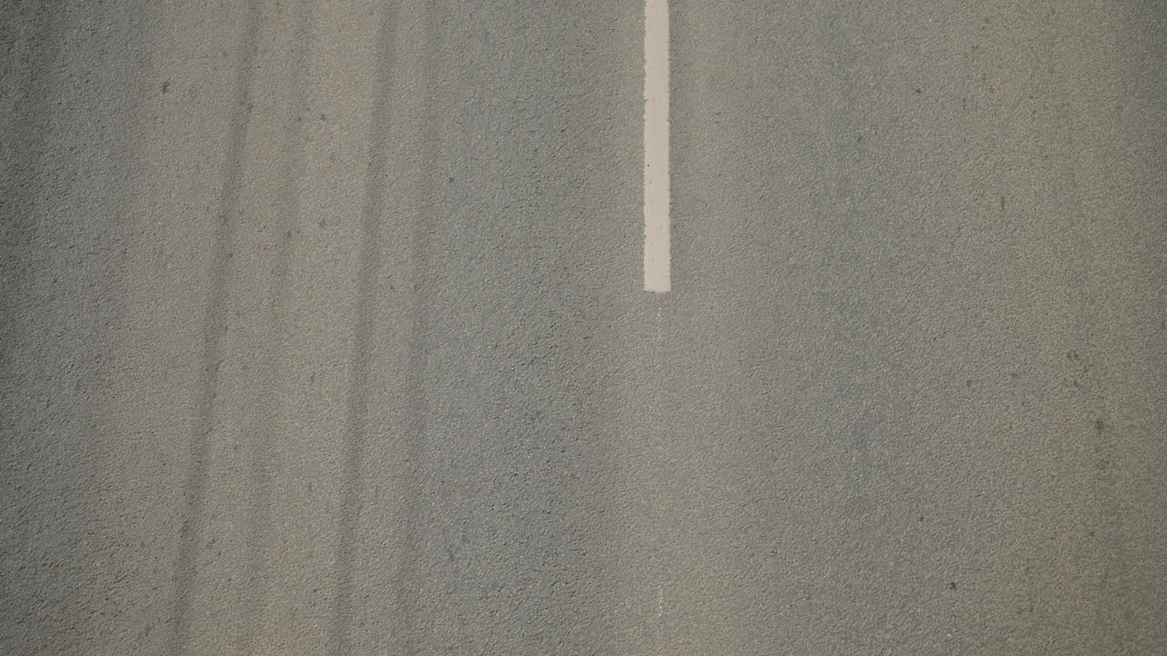 vista de cerca de los vehículos que pasan por una carretera, mostrando el movimiento y la velocidad del tráfico en una carretera despejada