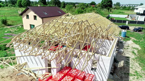 Luftaufnahmen-Eines-Im-Bau-Befindlichen-Hauses,-Das-Neben-Einem-Anderen-Haus-Gebaut-Wird