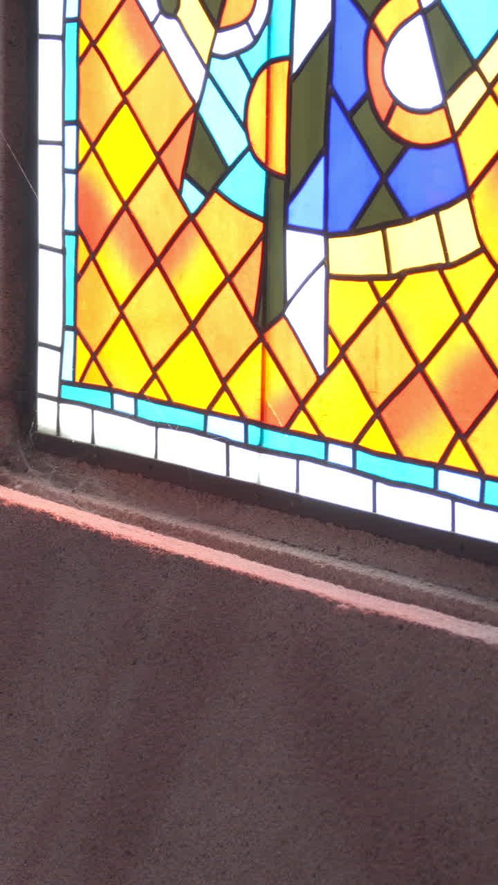 Close-up de um Vibrante Vitral em uma Igreja