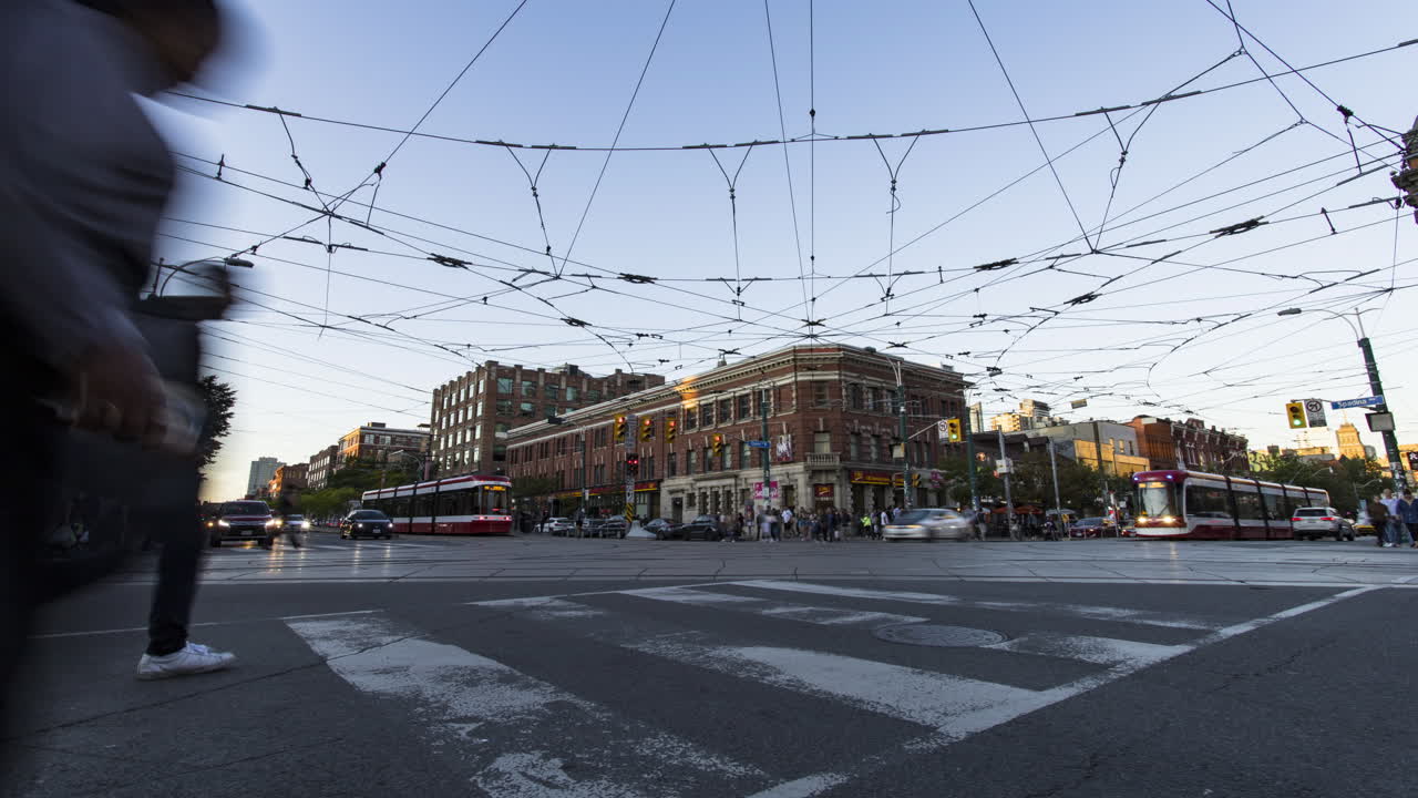 토론토에서 일몰 동안 보행자, 자동차, 기차와 함께 바쁜 스파다이나 거리 교차로 교통의 시간 경과