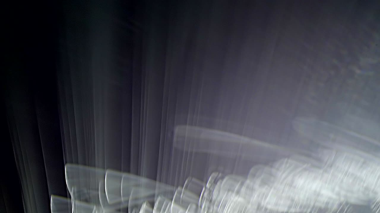 검은 바탕에 밝은 빛의 원천에서 렌즈에 다채로운 플레어