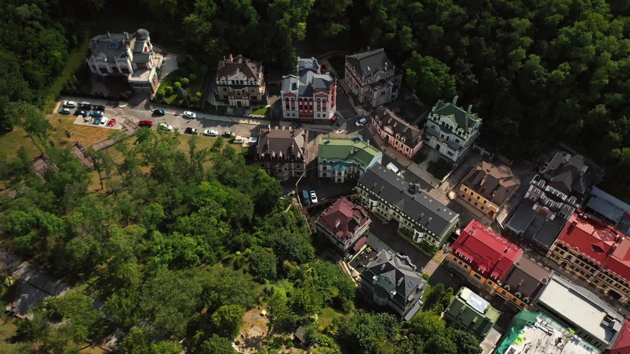 나무 로 둘러싸인 유럽 도시 의 공중 사진