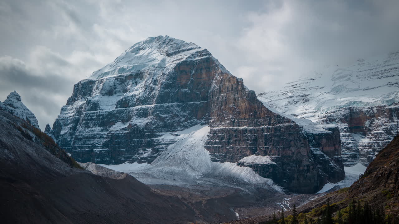 lapso de tiempo, paisaje helado, nubes moviéndose sobre colinas rocosas y hielo glaciar