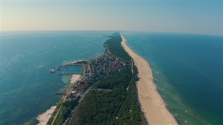 Dronekuva Helin niemimaan yllä Puolassa, ranta ja meri taustalla
