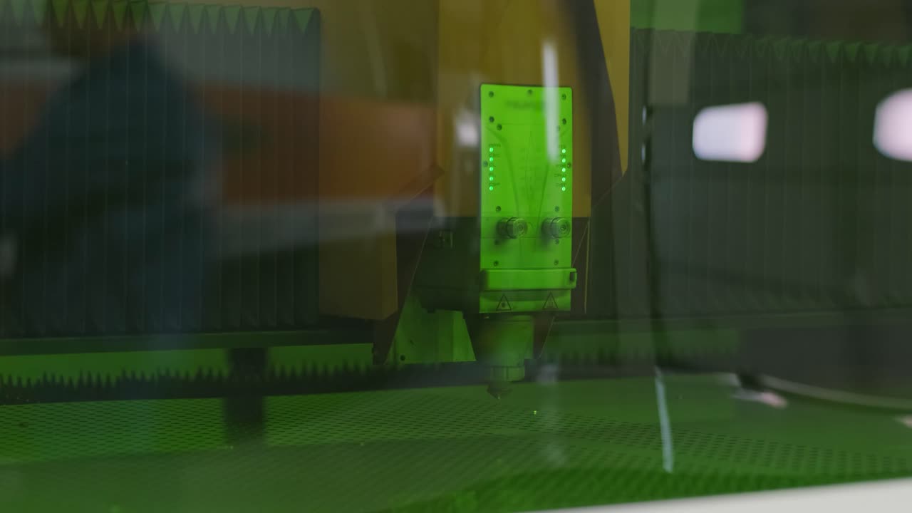 산업용 레이저 절단 공정 제조 기술: 플래트 플레이트 금속, 스파크 스 재료