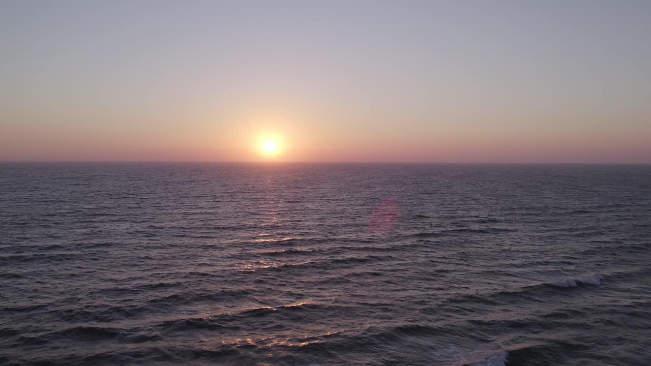 캘리포니아 옥스나드(oxnard)의 화려한 주황색과 분홍색 일몰 - 4k 드론이 바다 위의 일몰을 천천히 앞으로 촬영합니다.