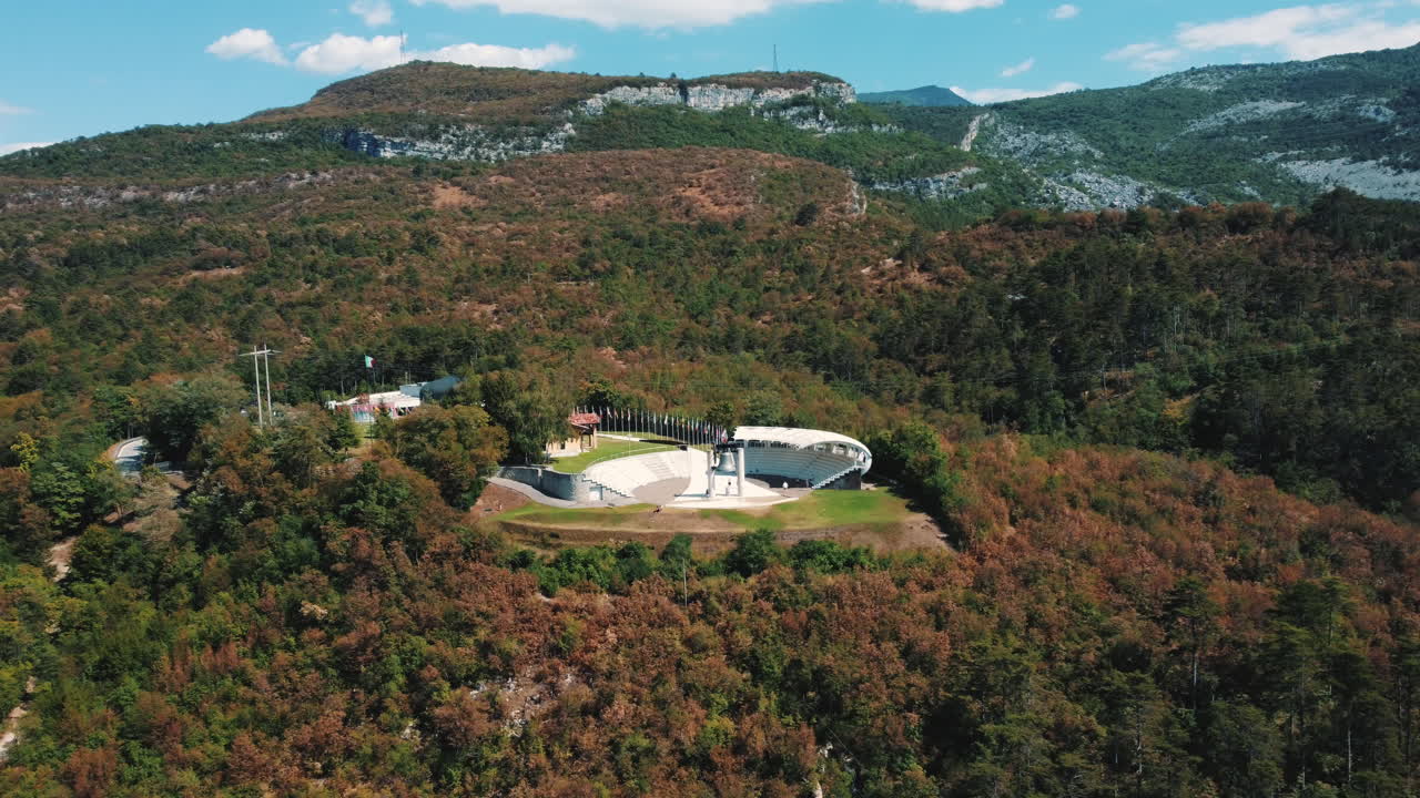 산악 숲 에 있는 암피티에이터 의 공중 풍경