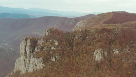 paisaje de colorido bosque de montaña brumoso durante el otoño cerca de tutin, serbia