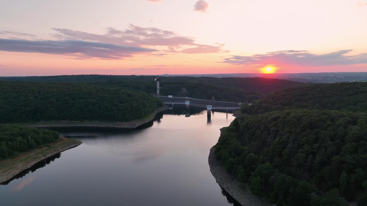 Riprese aeree sul lago Gileppe e la diga in cemento in Vallonia, Belgio al tramonto