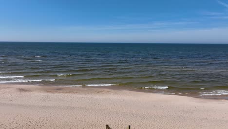 Avanzando-Hacia-El-Lago-Desde-Lo-Alto-De-Las-Dunas