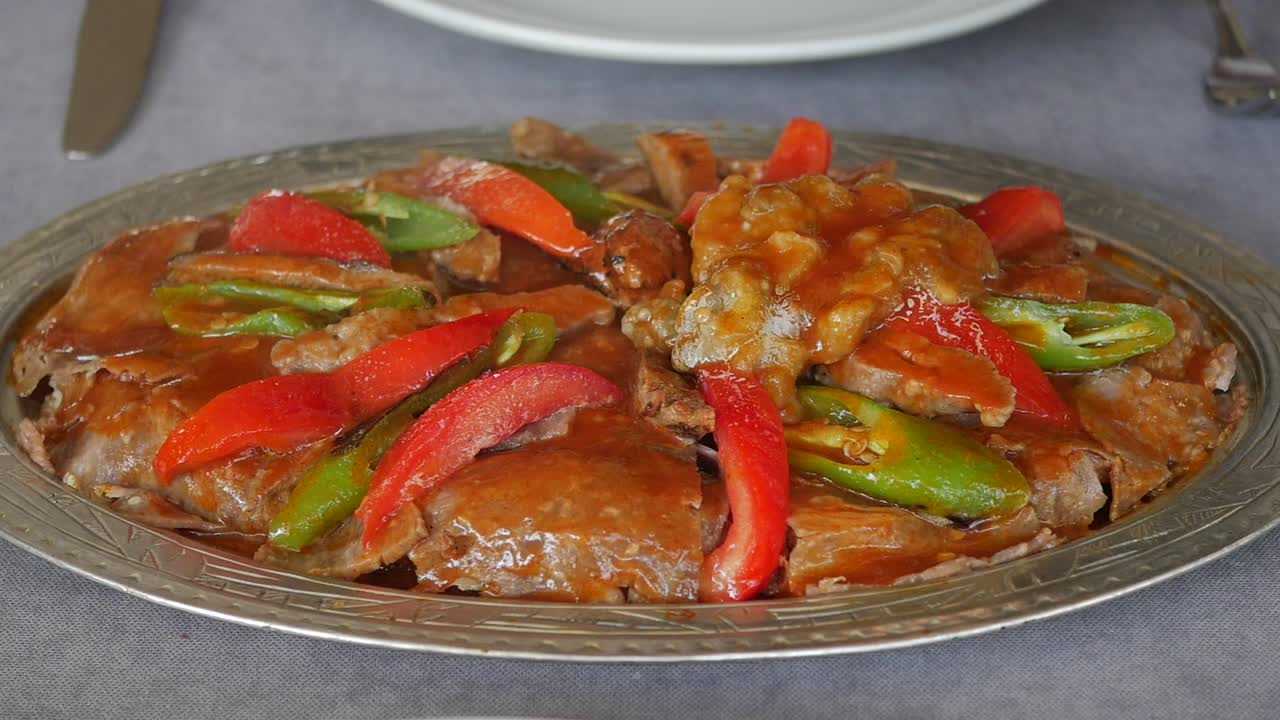 plato de carne turca con verduras