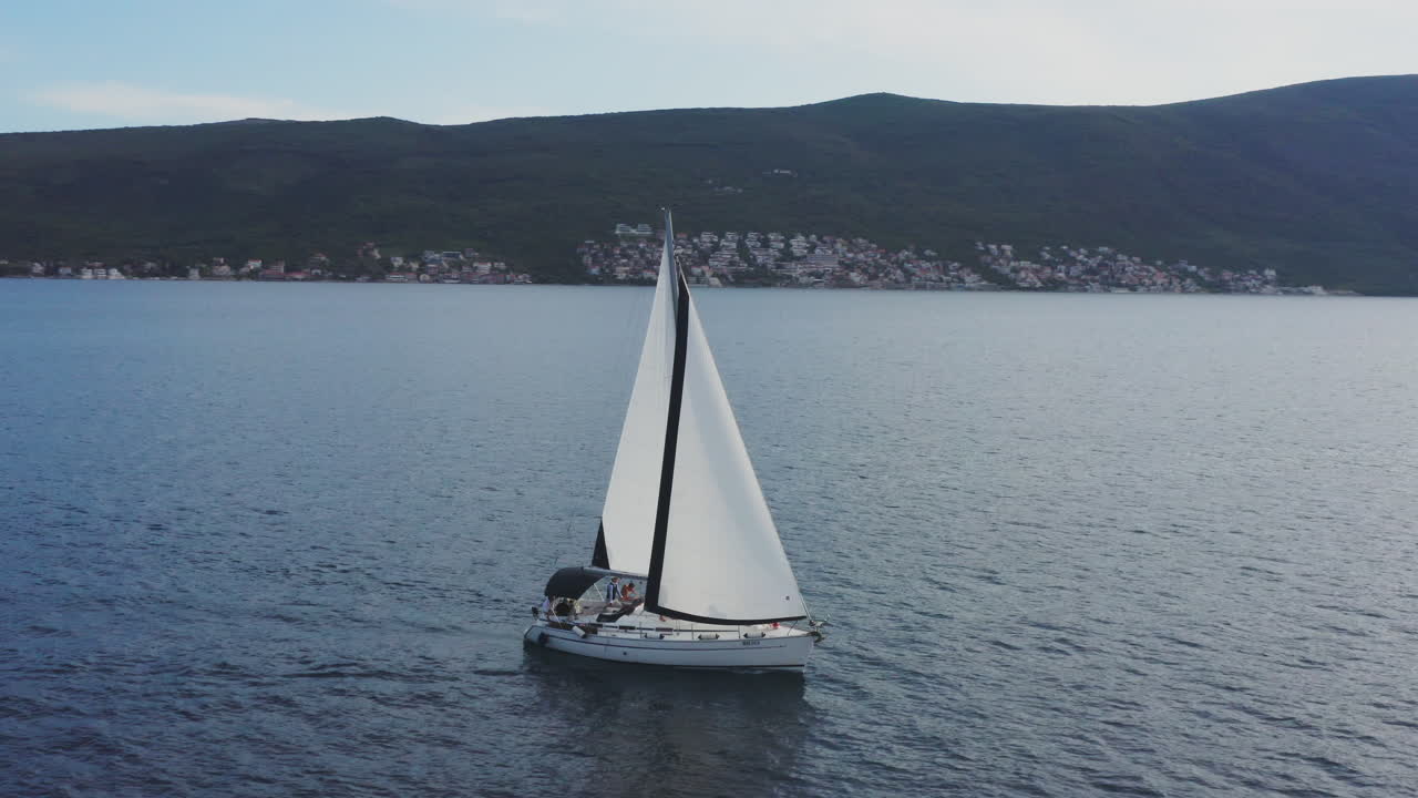Yacht a vela sull'oceano
