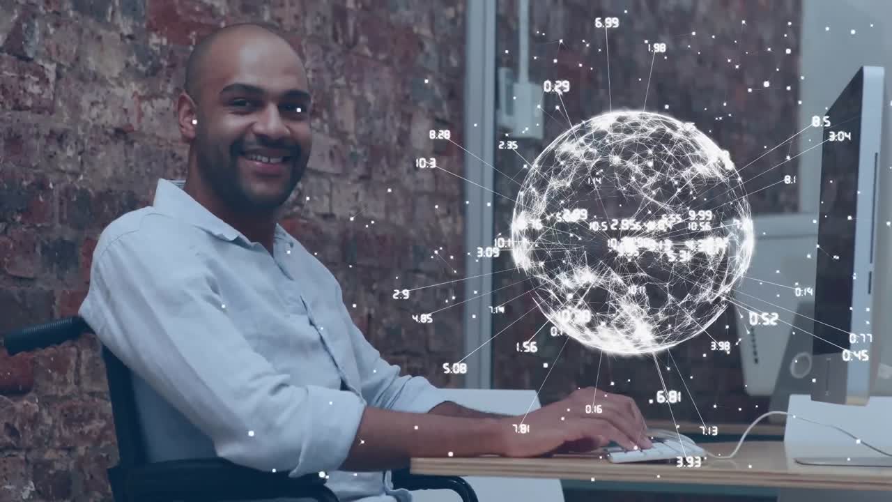 Animazione di un globo sopra un uomo disabile di origine mista seduto in sedia a rotelle che usa il computer