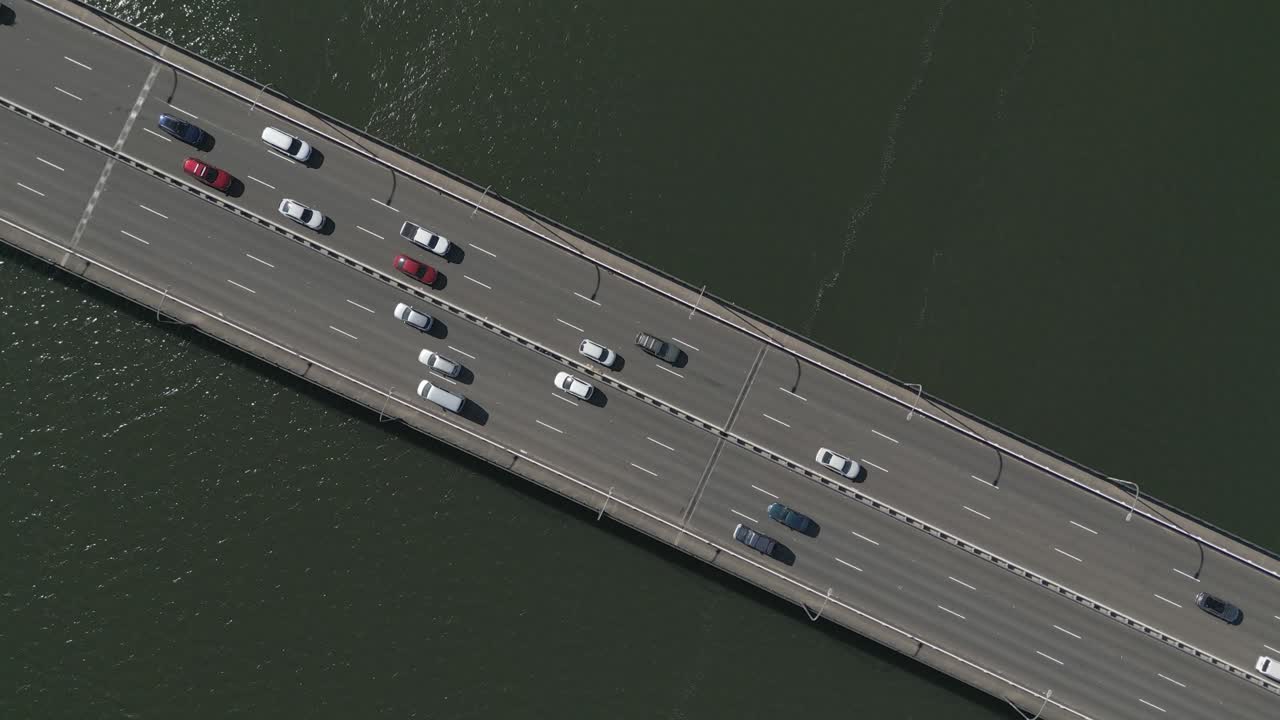 zoom aéreo en la concurrida carretera del puente de la carretera directamente sobre el puente del capitán cook en el agua oscura del océano en taren point, sydney, australia