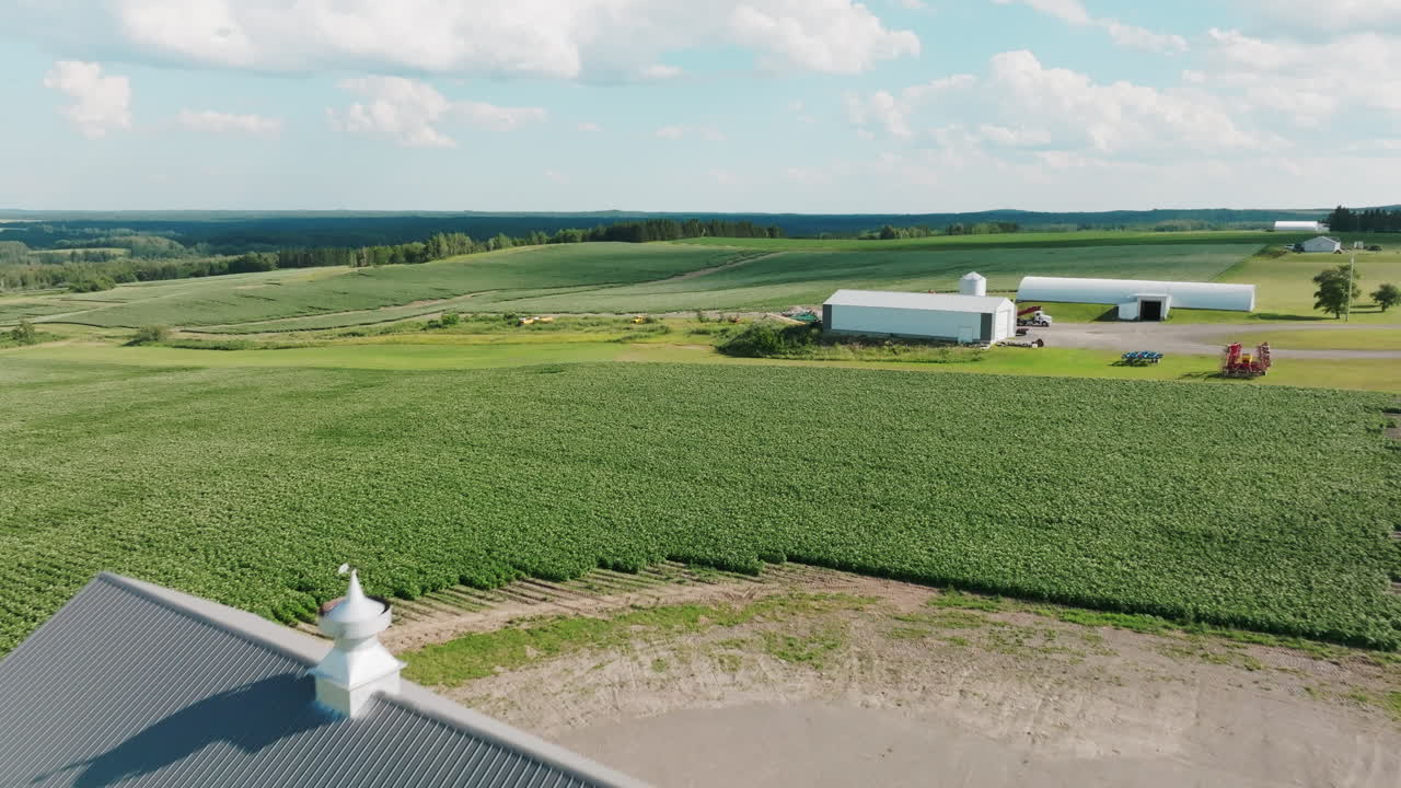 Avvicinamento e sorvolo con drone di un fienile rosso nella campagna del Maine