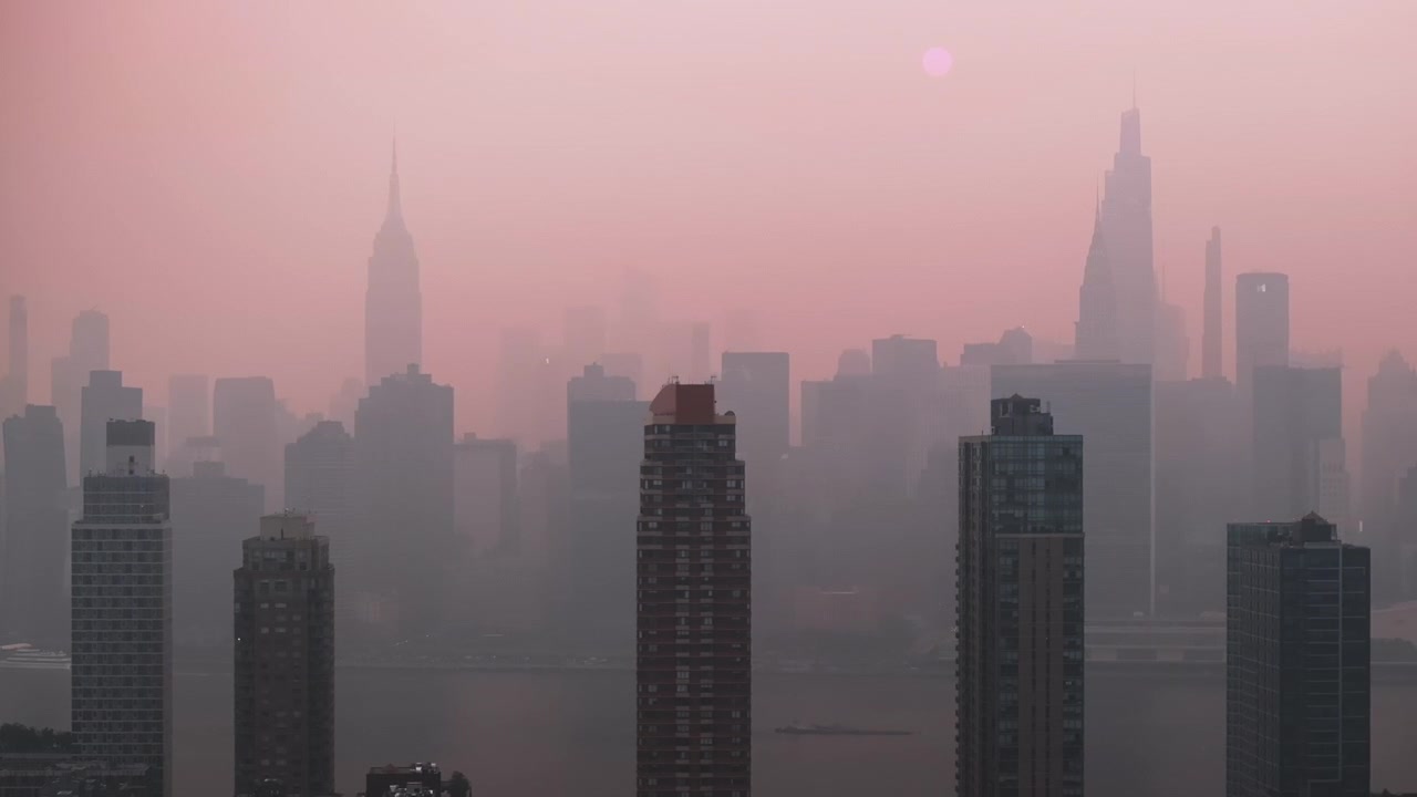 Vista aérea da fumaça de incêndio florestal na cidade de Nova York. Filmado durante o verão