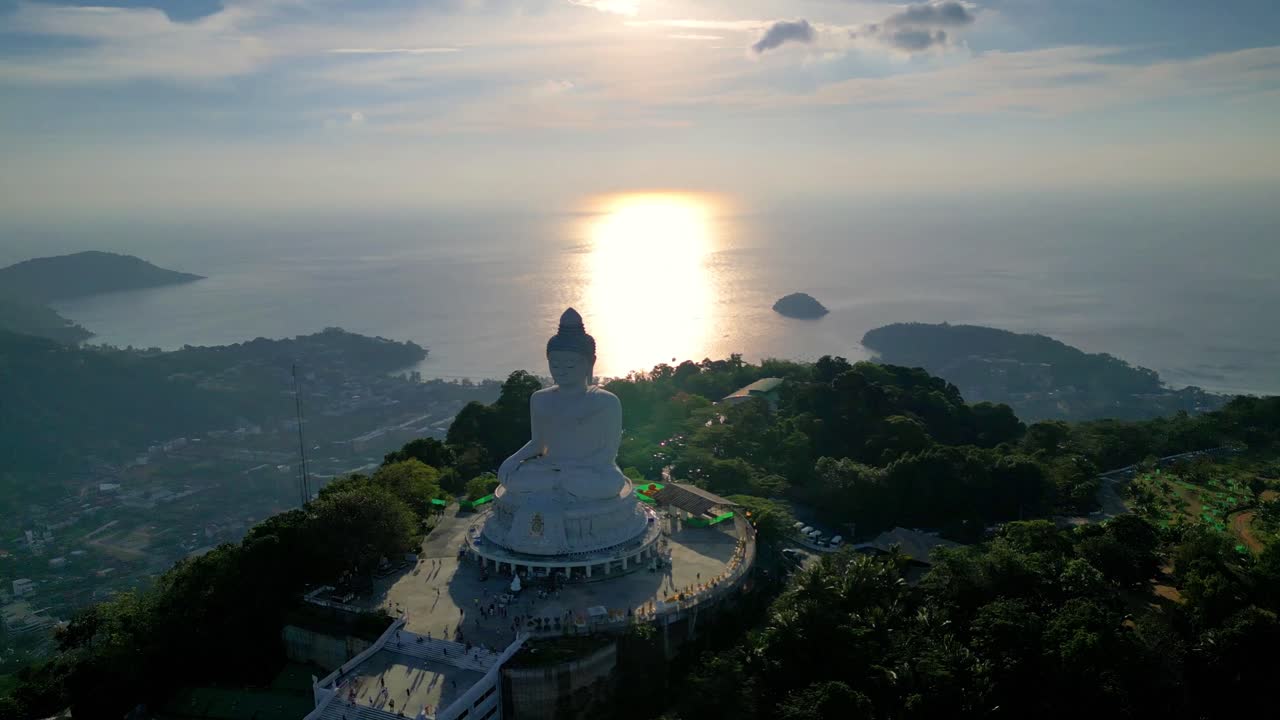 toma de drones 4k de la gran estatua de buda en phuket, tailandia