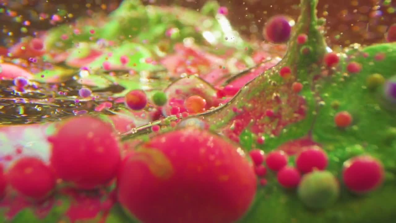 오일 페인트 색이 융합하여 유동적인 결합을 형성하여 창조적 실험과 표현의 본질을 구현하는 추상적이고 예술적인 구성으로 이어집니다.