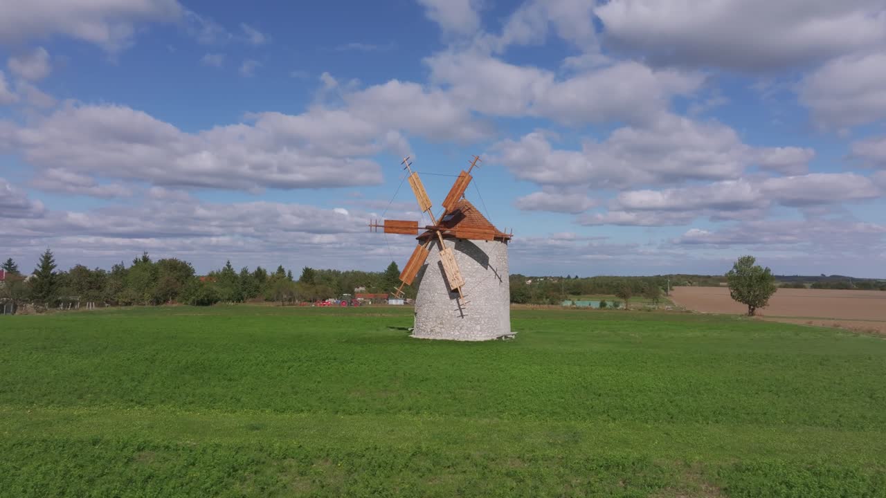 Molino de viento en tierras de cultivo onduladas visto desde el aire, Hungría