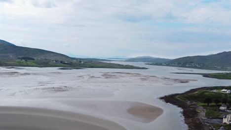 Seitliche-Luftaufnahme-Mit-Schieberegler-Von-Achill-Sound-Achill-Island,-Wo-Der-Preisgekrönte-Film-„The-Banshees-Of-Inisherin“-Bei-Ebbe-Am-Abend-Mit-Blick-Nach-Westen-In-Richtung-Keem-Bay-Gedreht-Wurde