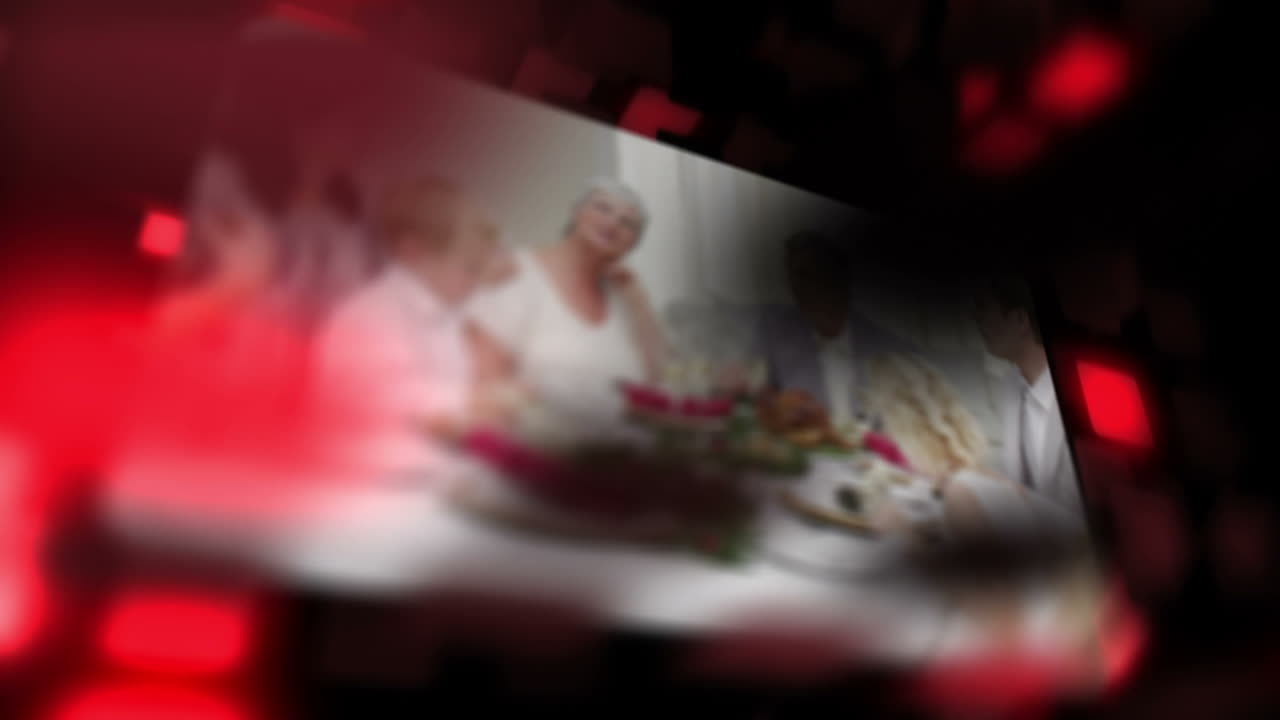 Montaggio di famiglie che festeggiano il Natale insieme.