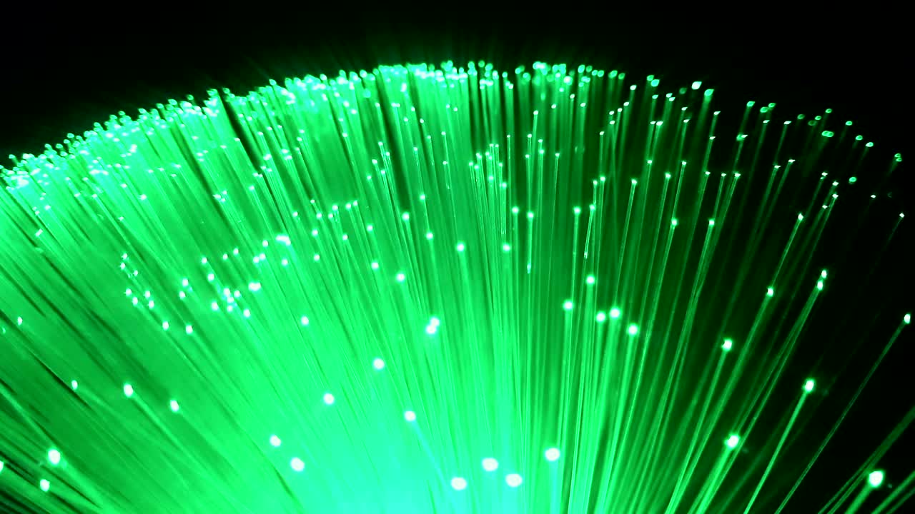 detalle de color múltiple de un racimo creciente azul con efecto de desvanecimiento de fibras ópticas en fondo negro, espacio para texto, señal de luz rápida para internet de alta velocidad