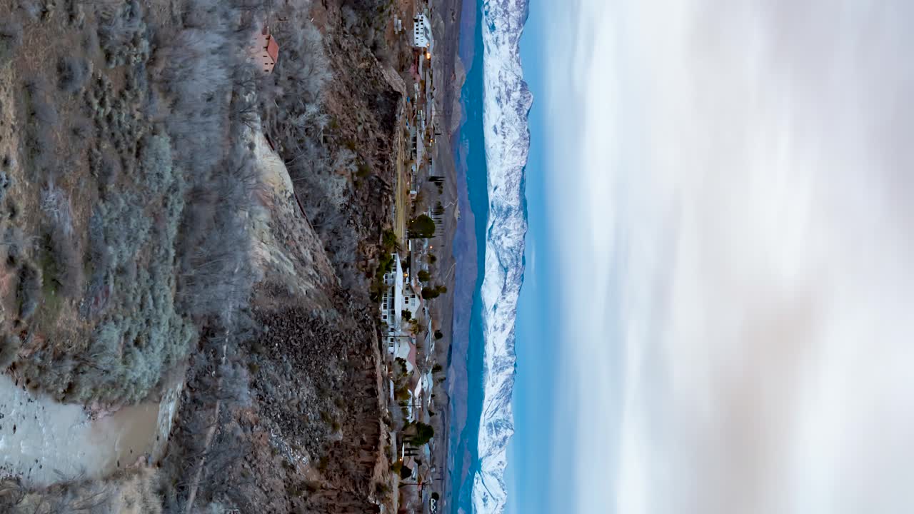 lapso de tiempo del amanecer en la verkin en el sur de utah en orientación vertical