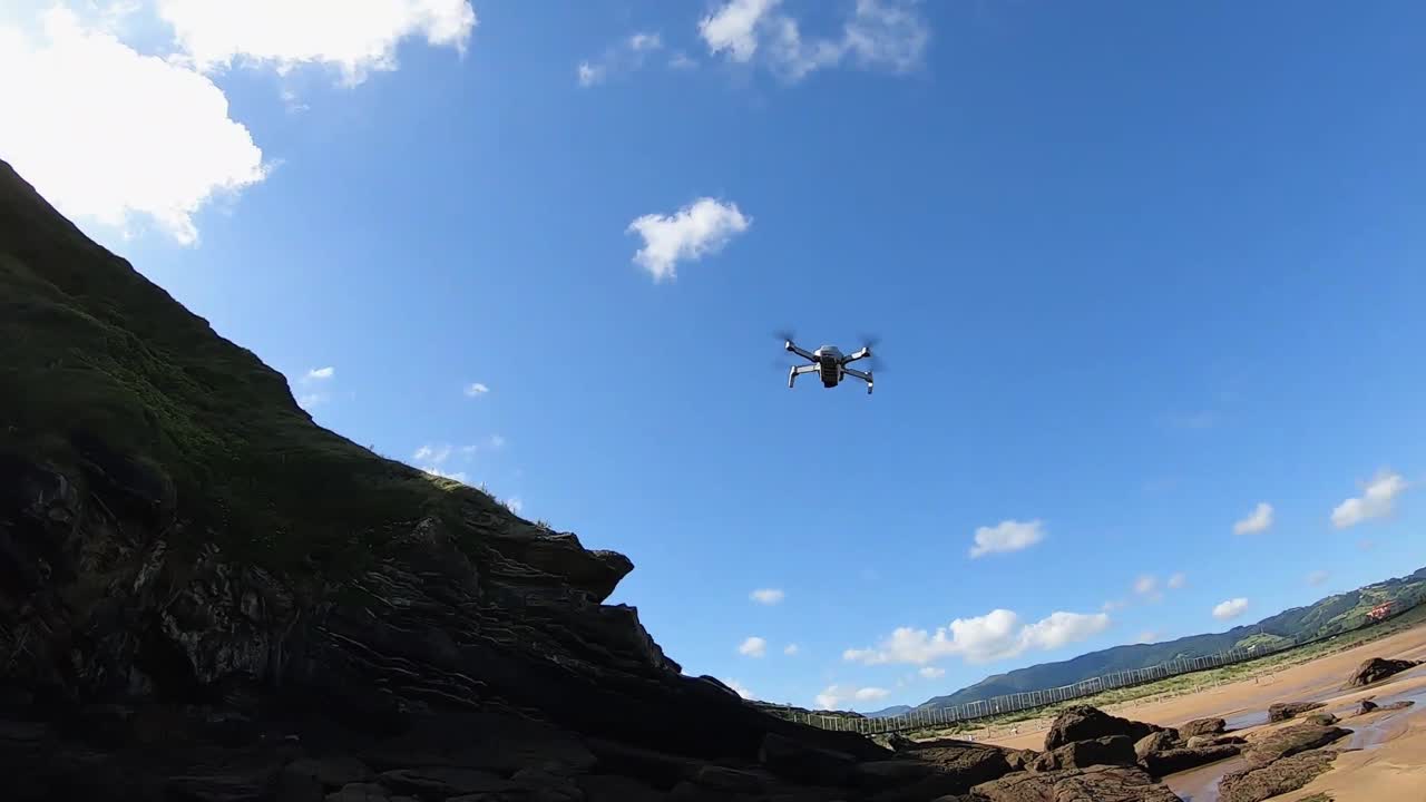 pequeño dron despegando en una playa