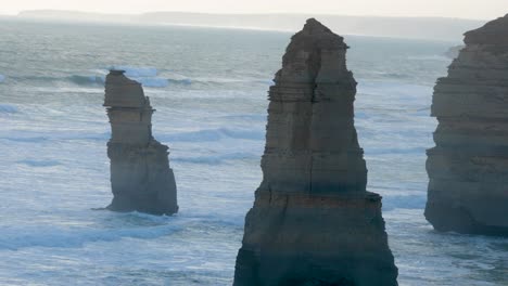 una vista serena de las formaciones rocosas de los doce apóstoles a lo largo de la gran carretera del océano, capturada durante una tranquila puesta de sol