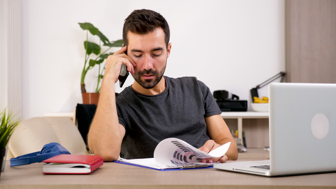 hombre que trabaja desde casa