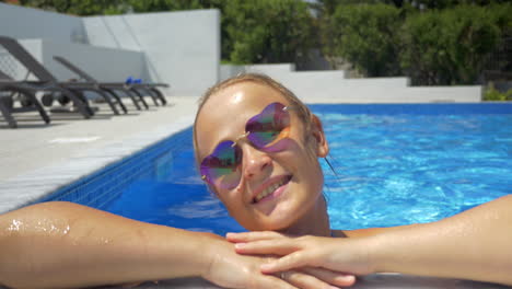 Mujer-Con-Gafas-De-Sol-Disfrutando-De-Un-Día-Soleado-En-La-Piscina.