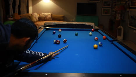 el hombre disfruta jugar al deporte de referencia o al juego de billar