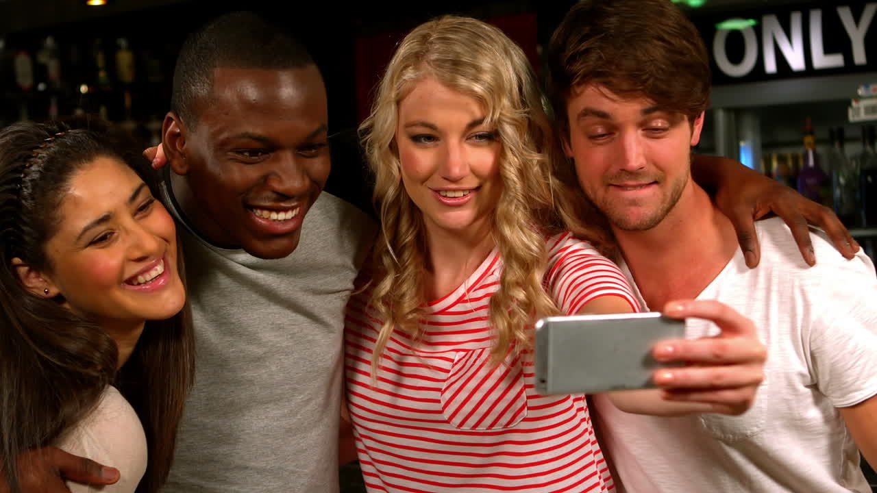 amigos lindos tomando una selfie