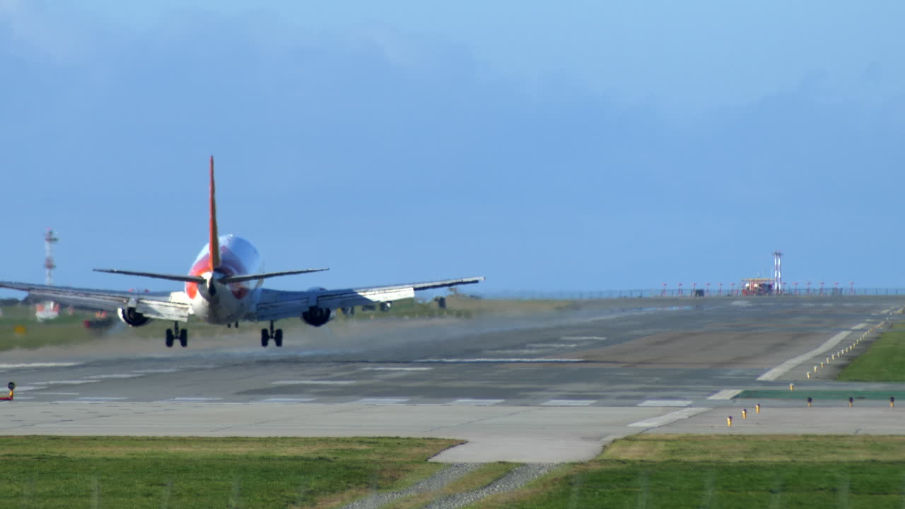 여객기 플레어 및 활주로 착륙, 화창한 날, 뒤에서