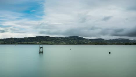 Lapso-De-Tiempo-Bajo-Un-Cielo-Nublado-En-El-Lago-Llamado-Pfäffikersee-En-Suiza