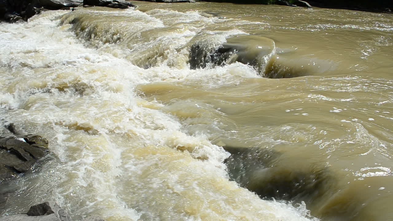 Crepacci e cascate. Correnti impetuose del fiume di montagna