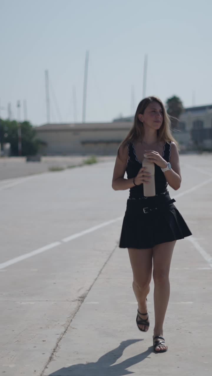 Una donna che cammina all'aperto